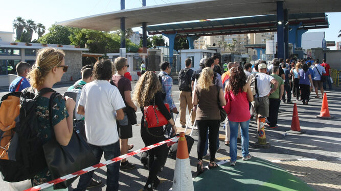 Imagen de archivo de colas de ciudadanos cruzando la Verja de Gibraltar.