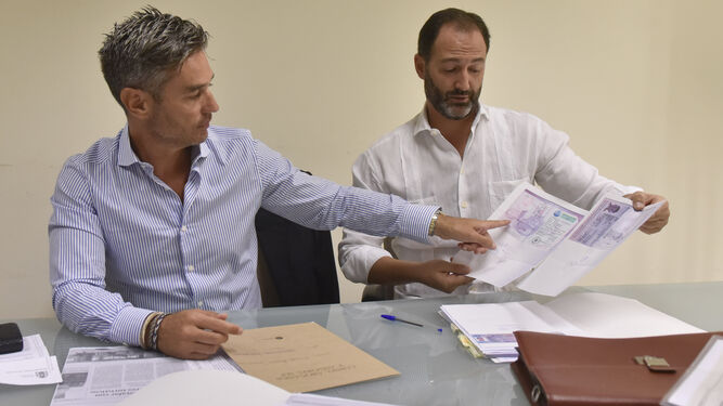 Óscar Moreno y su abogado Javier Cossío muentran varios documentos presentados a la Policía.