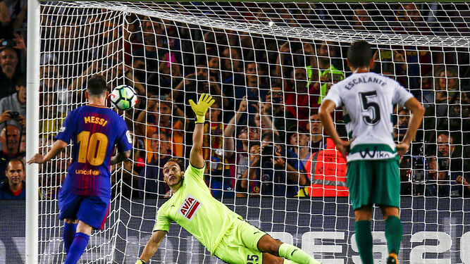 Messi transforma con un toque picado el penalti que le dio la primera ventaja al Barcelona sobre el Eibar.