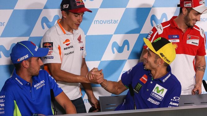 Marc Márquez saluda a Valentino Rossi ayer en la rueda de prensa previa a la carrera en MotorLand.