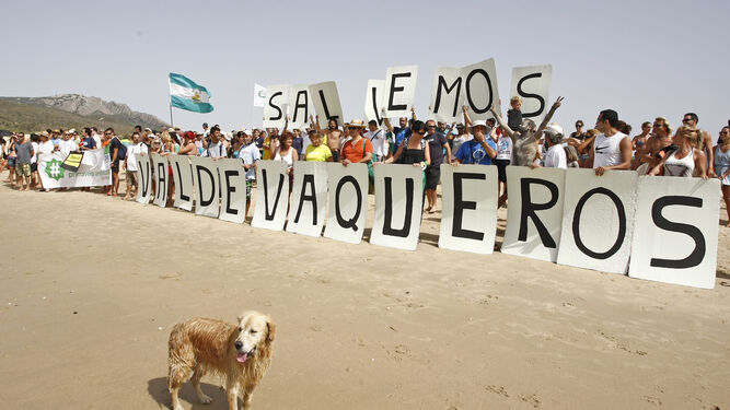 Una de las manifestaciones de ciudadanos contra el Plan Parcial de Valdevaqueros.