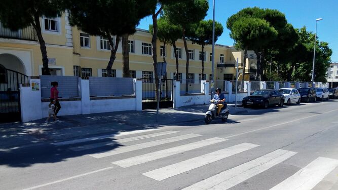 El paso de peatones de la avenida de Huelva, en Sanlúcar, donde tuvo lugar el atropello.