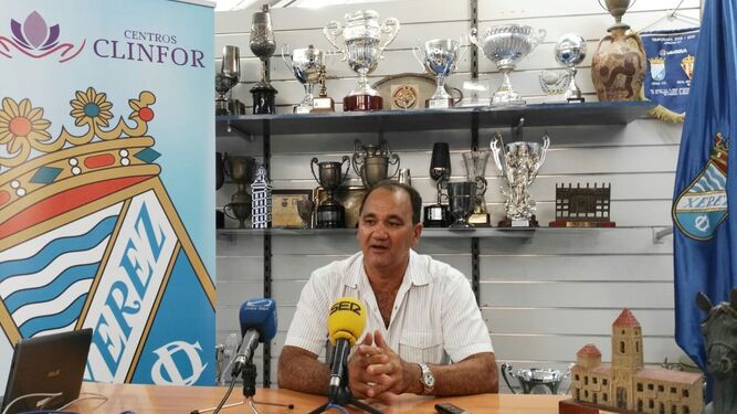 Vicente Vargas, entrenador del Xerez CD, espera lograr el primer triunfo liguero en Las Cabezas para romper la dinámica negativa.