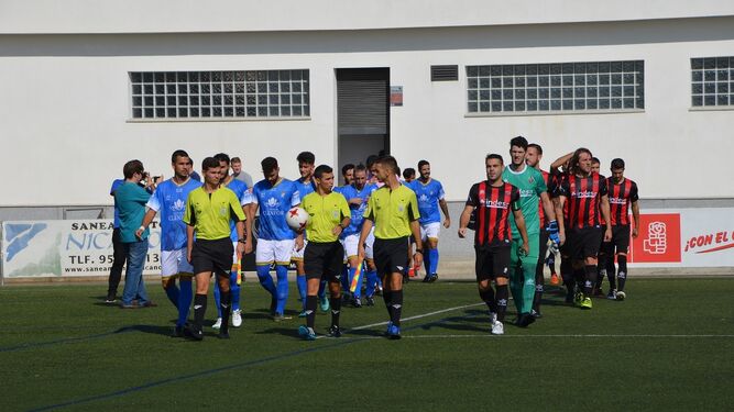 García Lozano sale con sus ayudantes junto a los jugadores del Xerez.