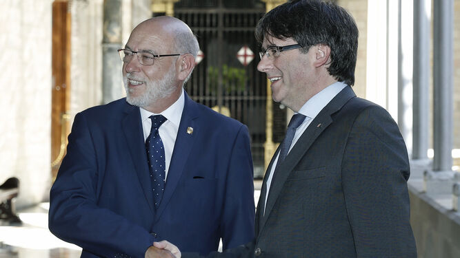Carles Puigdemont recibiendo a José Manuel Maza.