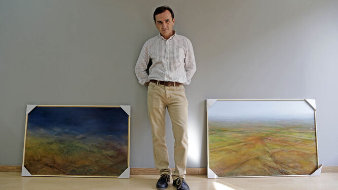 Raúl Zarzuela posa ayer con algunas de sus obras durante el montaje de la muestra en 'ArteaDiario'.