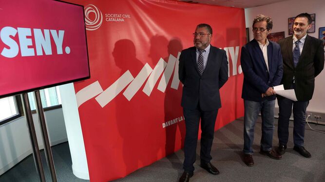 Los dirigentes de Societat Civil Catalana Sixto Cadenas, Alex Ramos y Óscar Uceda presentaron ayer su campaña de cara al 1-O.