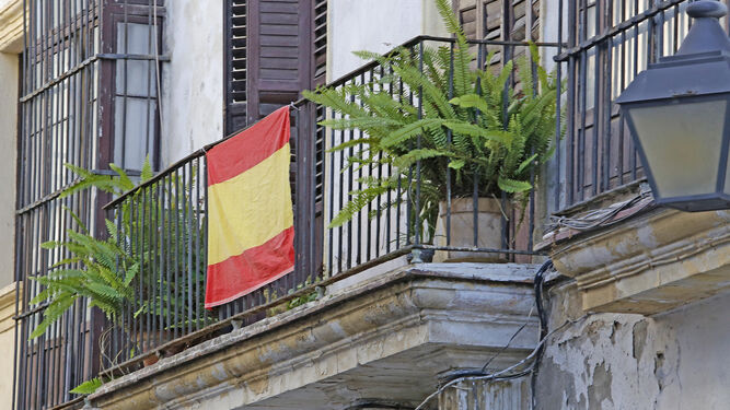 Una bandera cuelga en un balcón de la calle Patricio Garvey, en pleno centro.