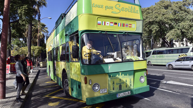 Autobús turístico de la empresa Sevirama en el Paseo de Colón