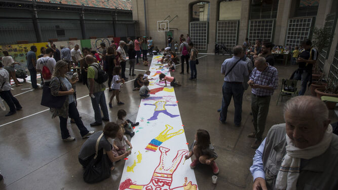 Actividad organizada por padres en un colegio de Barcelona para no cerrarlo el fin de semana.