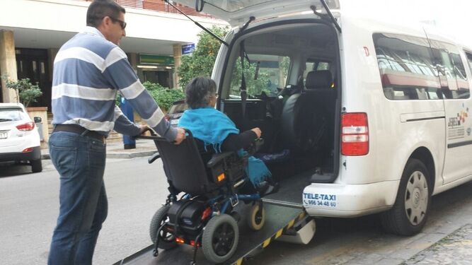 Una señora inválida accede a un taxi adaptado de Jerez.