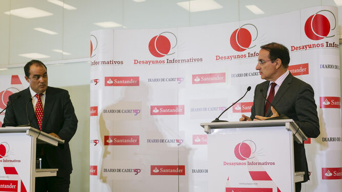 Un momento del coloquio con el público de González de Lara, en la imagen junto al director de Diario de Cádiz, David Fernández.