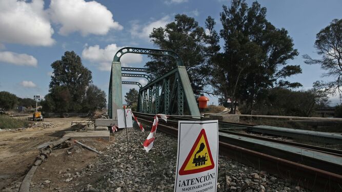 El nuevo viaducto que se construye sobre el río Guadacorte en Los Barrios y que sustituirá al actual puente de hierro