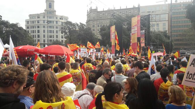 Miles de personas se manifiestan en Barcelona en el Día de la Hispanidad