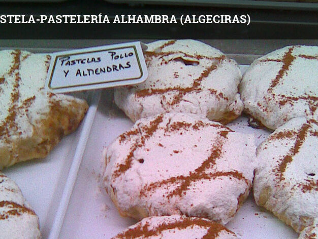 En la pasteler&iacute;a Alhambra de Algeciras, especializada en dulces &aacute;rabes, hacen una versi&oacute;n bastante interesante. El relleno es el cl&aacute;sico de este plato con pollo, cebolla y almendras, aromatizado con canela. Por fuera va recubierta tambi&eacute;n de az&uacute;car glass y canela.