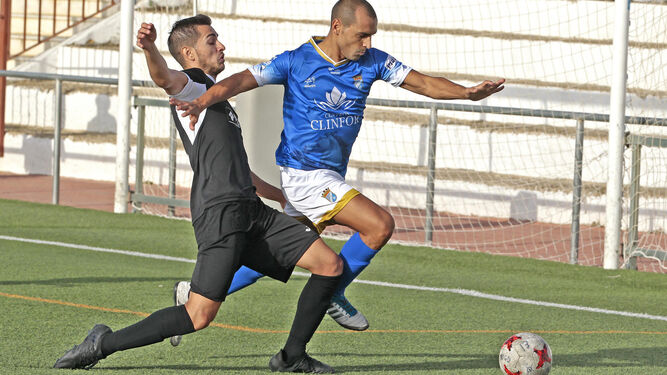 José Vega, que dejó su puesto a Javi, intenta superar a un jugador del Alcalá.