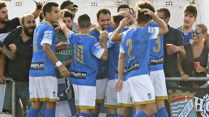 Los jugadores del Xerez CD felicitan a Pedro Carrión tras el 3-0, un golazo por toda la escuadra.