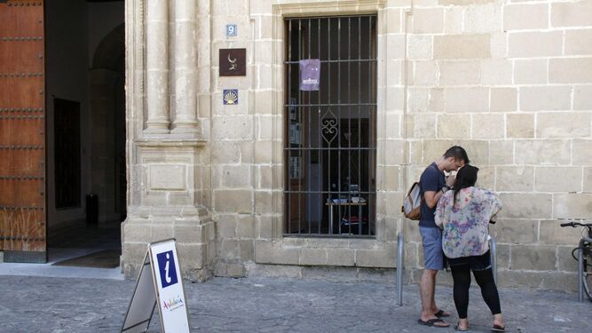 Una pareja, consultando un mapa ante la oficina de Turismo de El Puerto.