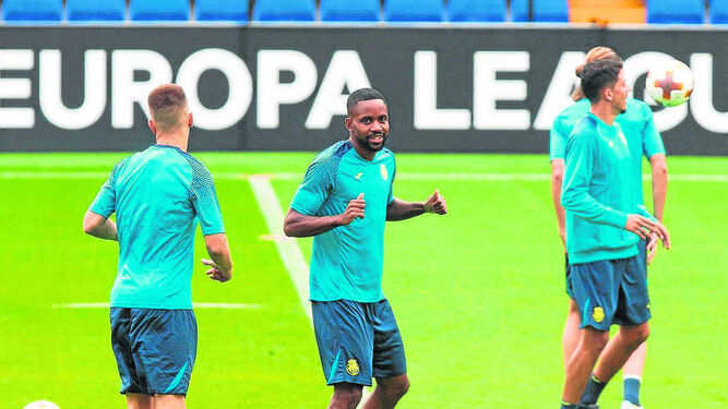 Bakambu se ejercita sonriente en la sesión celebrada por el Villarreal ayer en el estadio de La Cerámica.