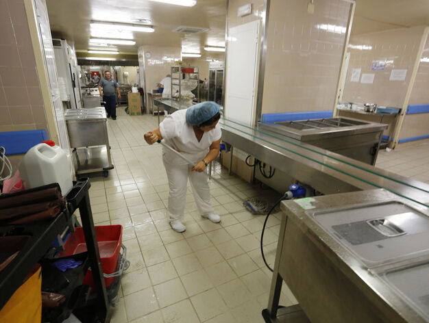 Imagen de las tareas de limpieza ayer en las cocinas del hospital de Jerez.