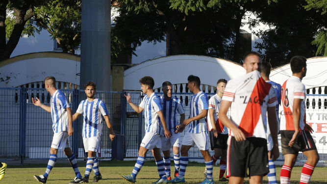 Los futbolistas del Jerez Industrial celebran el 1-0 al filo del descanso mientras los jugadores sanluqueños lamentan el tanto.