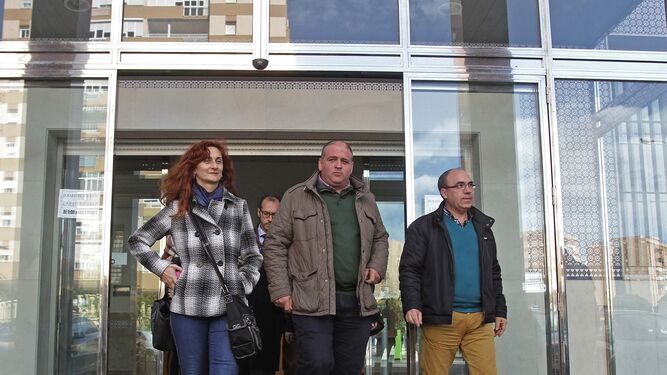 Jorge Romero sale del juzgado flanqueado por Isabel Calvente y José Antonio Gómez tras declarar por esta causa, en febrero de 2016.