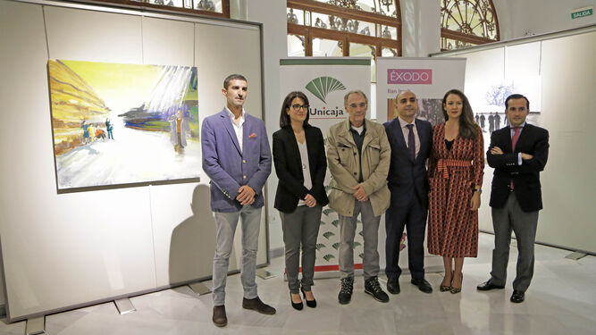 El artista (i), junto a miembros ayer de Unicaja y organizadores de la exposición.