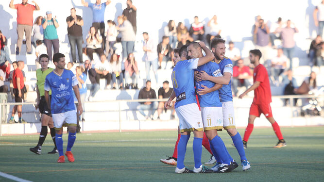 Los azulinos felicitan a José Vega tras anotar el 2-1 desde el punto de penalti en la segunda mitad.
