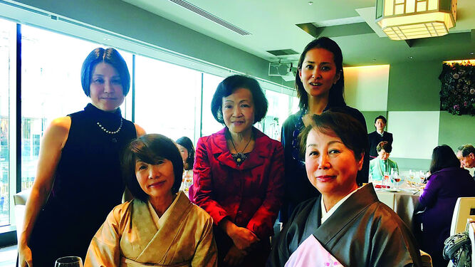 Michiko Takahashi, en el centro de la imagen durante la presentación de la publicación en Tokio.