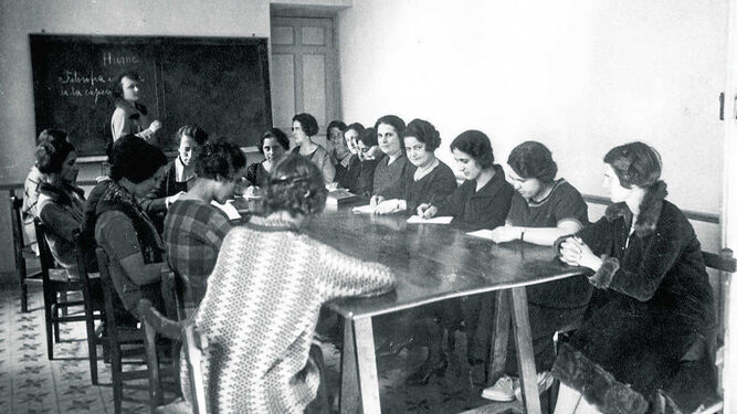 Maeztu impartiendo clase en la Residencia de Señoritas, Madrid, hacia 1930.