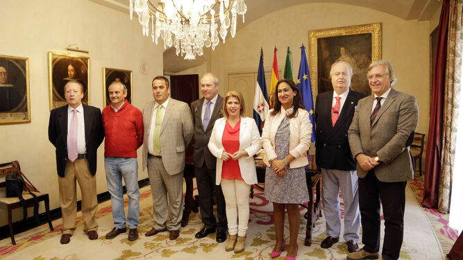 Rafael Padilla y José Arcas, con los Reyes Magos y el Gran Visir, en la recepción de ayer ofrecida por el gobierno.
