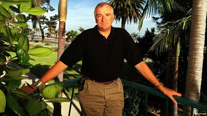 El autor de esta célebre serie, Douglas Adams, falleció en el año 2001.