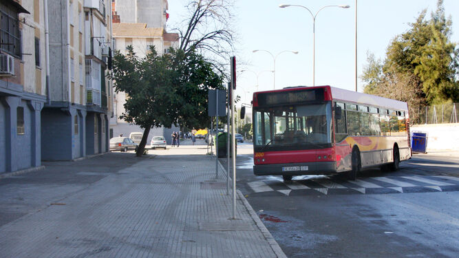Un autobús de la línea 30 de Tussam.