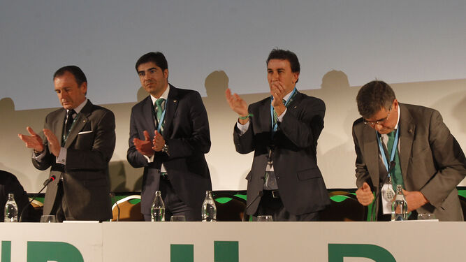 Ernesto Sanguino, Ángel Haro, José Miguel López Catalán y José María Pagola, en la Junta General del pasado mes de diciembre.