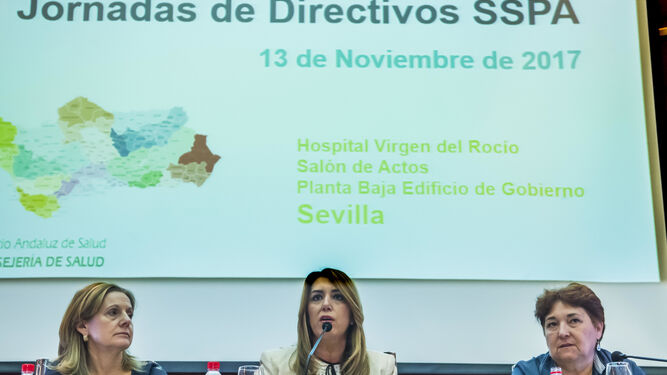 Díaz, entre la consejera de Salud, Marina Álvarez -izqda.- y la gerente del SAS, Francisca Antón, ayer en Sevilla.