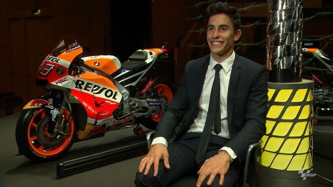 Marc Márquez sonríe con su moto detrás durante la entrevista al flamante campeón del mundo realizada por Repsol Media.