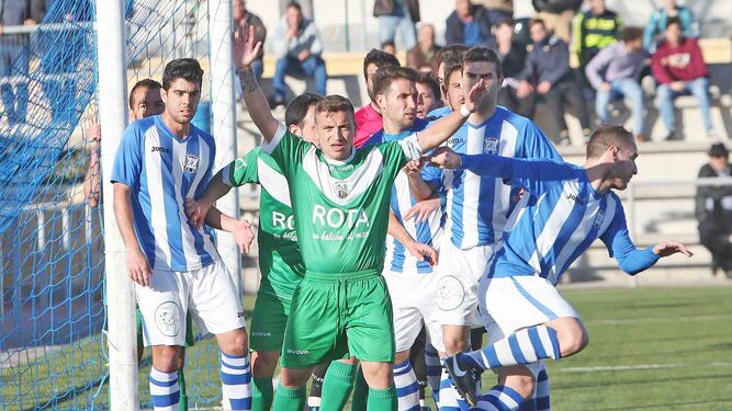 El Industrial ya ha jugado varios partidos en La Canaleja, como en febrero del año pasado contra el Rota.
