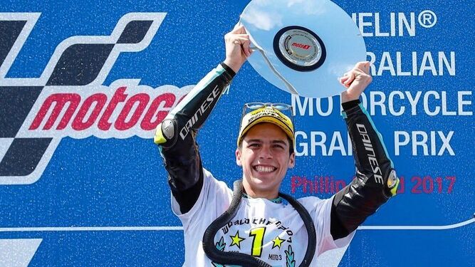 Joan Mir, celebrando su título de campeón del mundo de Moto3 en Australia, se estrena hoy en Moto2 en el Circuito de Jerez.