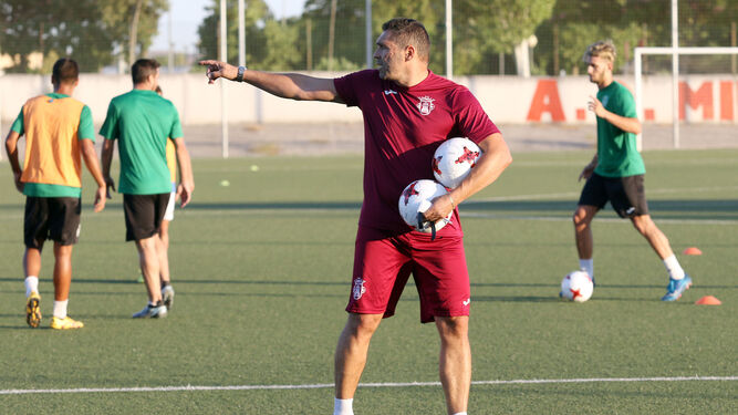 Rafa Navarro, técnico del Espeleño, en un entrenamiento.