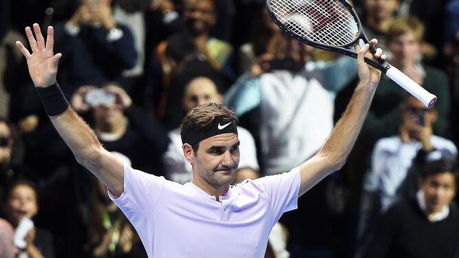 Roger Federer celebra su triunfo ante el alemán Alexander Zverev el martes.