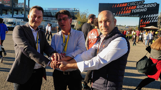 Santiago Galván (i), Josep Miquel Moya, director general de Deporte de la Generalitat Valenciana, y Gonzalo Gobert (d), director general sociedad que gestiona el Circuito Ricardo Tormo, el pasado fin de semana tras el acuerdo.