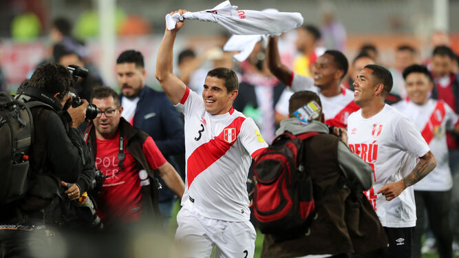 Los jugadores celebran el pase de Perú