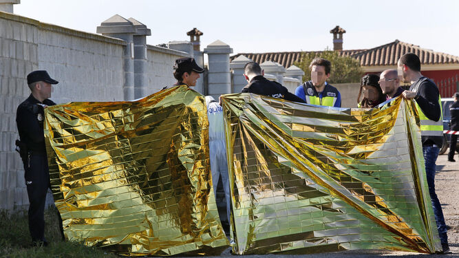 La Policía Nacional, durante las labores de identificación del cadáver, en febrero de 2015 en El Puerto.
