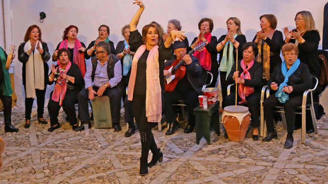 El coro 'Flores del Pelirón' animó la celebración que tuvo lugar en las bodegas Fernández-Gao.