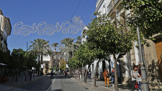 Imagen de un tramo de la calle Larga que ya tiene instalado el alumbrado de Navidad.