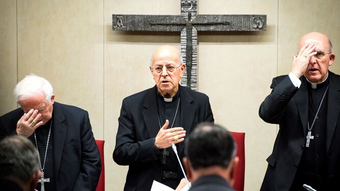 Ricardo Blázquez, presidente de la Conferencia Episcopal, flanqueado ayer por los arzobispos de Valencia, Antonio Cañizares, y Madrid, Carlos Osoro.