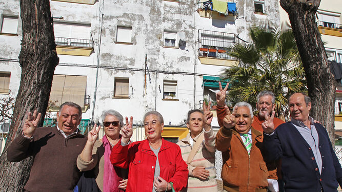 Paco Flores (tercero por la derecha) y vecinos de la barriada festejando las nuevas obras en La Constancia.
