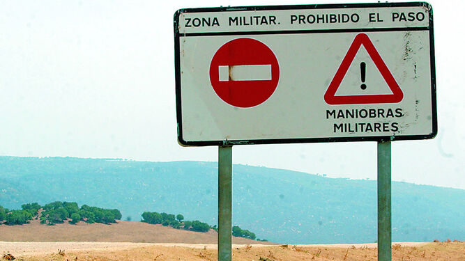 Un cartel disuasorio en uno de los accesos a la zona militar del Retín, en Barbate.