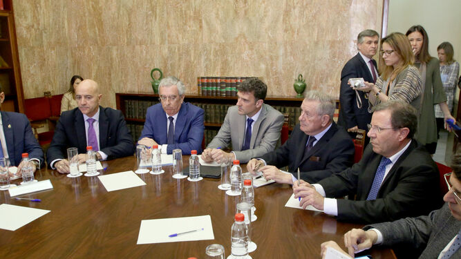 Juan Barios -en el centro- participó en la última reunión del ministro de Fomento con los empresarios almerienses.