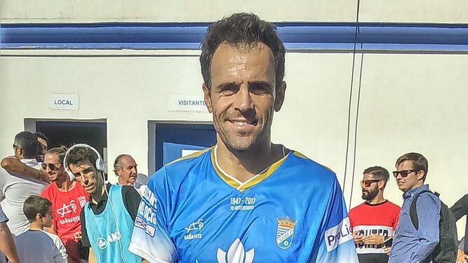 Pedro Carrión, en el Sánchez Portella de Torrecera con el balón de recuerdo tras su triplete al Espeleño.
